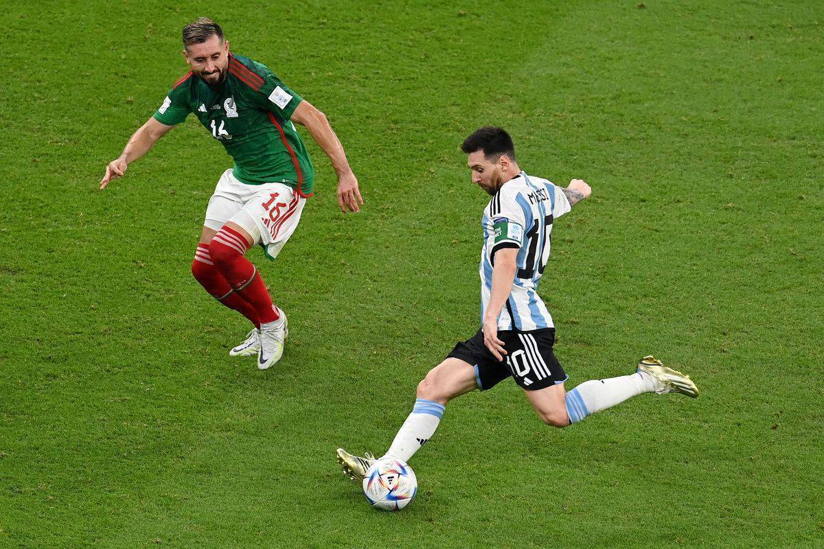 多米全站APP-踢出去的足球运动路线是什么样的