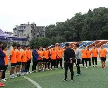 门兴主教练表态不满,批评球员表现不力的原因